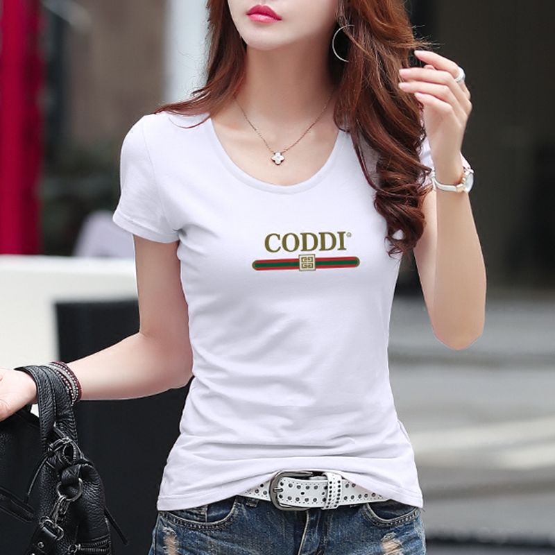 女人丰满有个好处，即使穿白菜价紧身T恤，曼妙身材也能美到极致