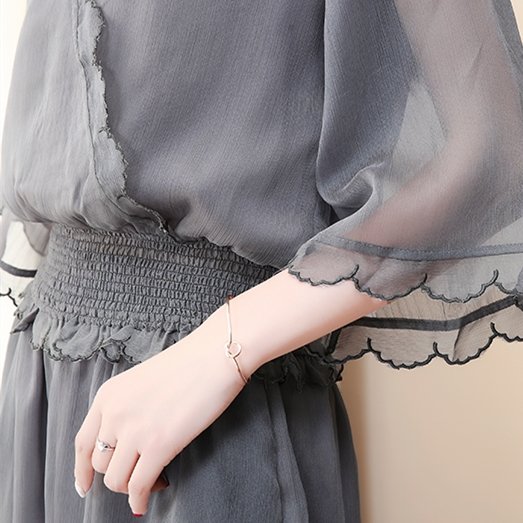 别一成不变的穿裙子了!如今流行的洋气套装火到离谱,美上添嫩