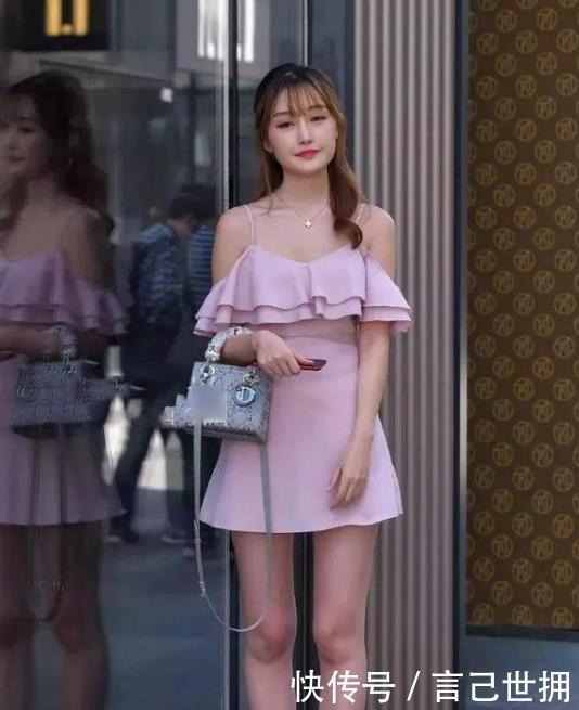  「美女」街拍：软玉温香的美女，一件米色开衫配灰色短裙，时尚美丽大方