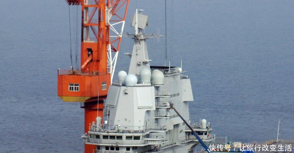 我国首艘国产航空母舰出坞