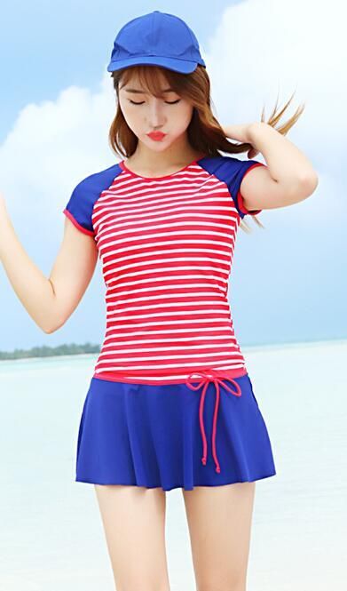 清纯又可人的泳衣美女，显得时尚又有气质，养眼又舒心！