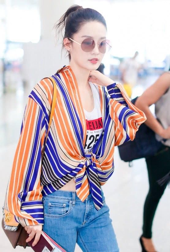 李沁这造型太惊艳了！穿橙蓝撞色衫秀腹，小蛮腰回头率满满！