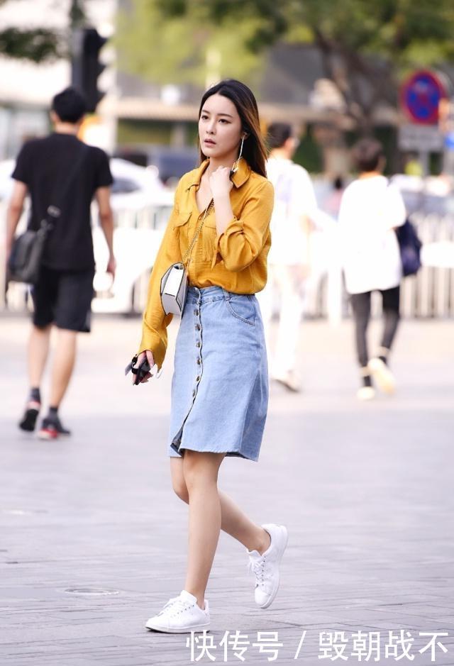 『美女』路人街拍,美女华丽典雅,穿姜黄色绸缎面料的上衣,优雅大方