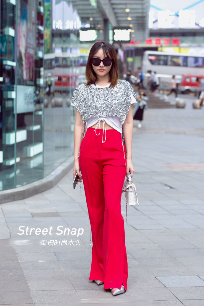 街拍北京:活力亮眼的穿衣搭配，展示出优雅的姿态!