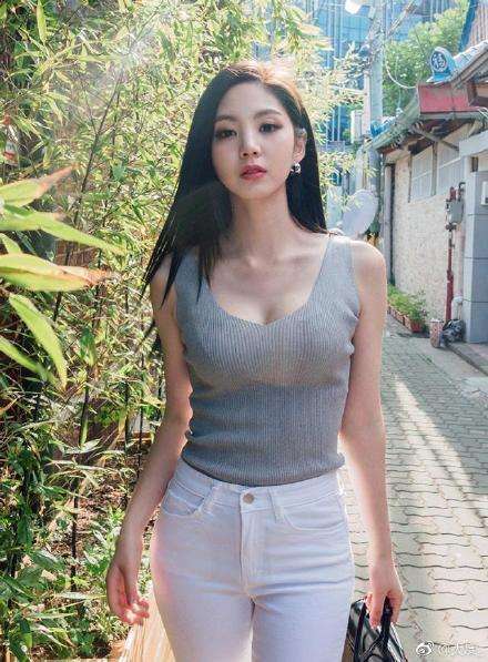 街拍：灰色的吊带背心, 小姐姐穿出了丛林精灵的感觉，有一种“反