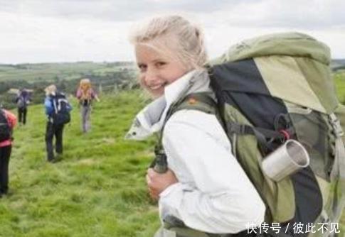 中国人游玩大包小包像搬家,外国人却只带一个背包,到底谁对谁错