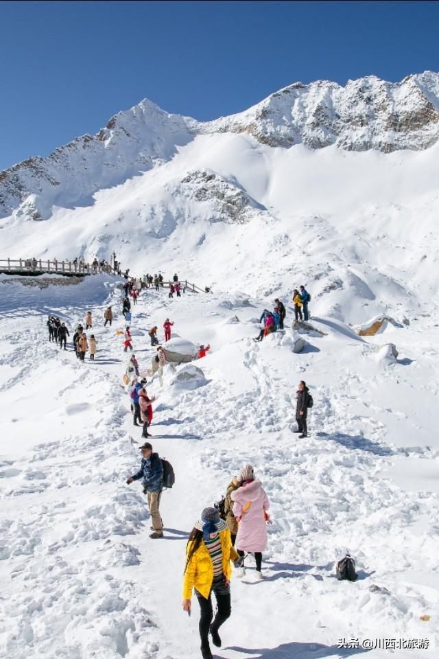 成都 周末自驾打卡达古冰川，旅行团 享受温暖阳光和超美雪景