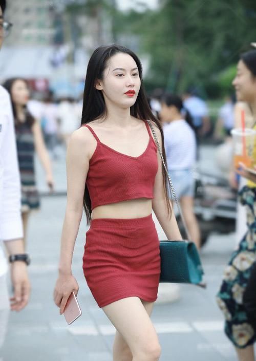  女朋友：陪女朋友去逛街，这套吊带裙很养眼吧？连路人也忍不住回头了