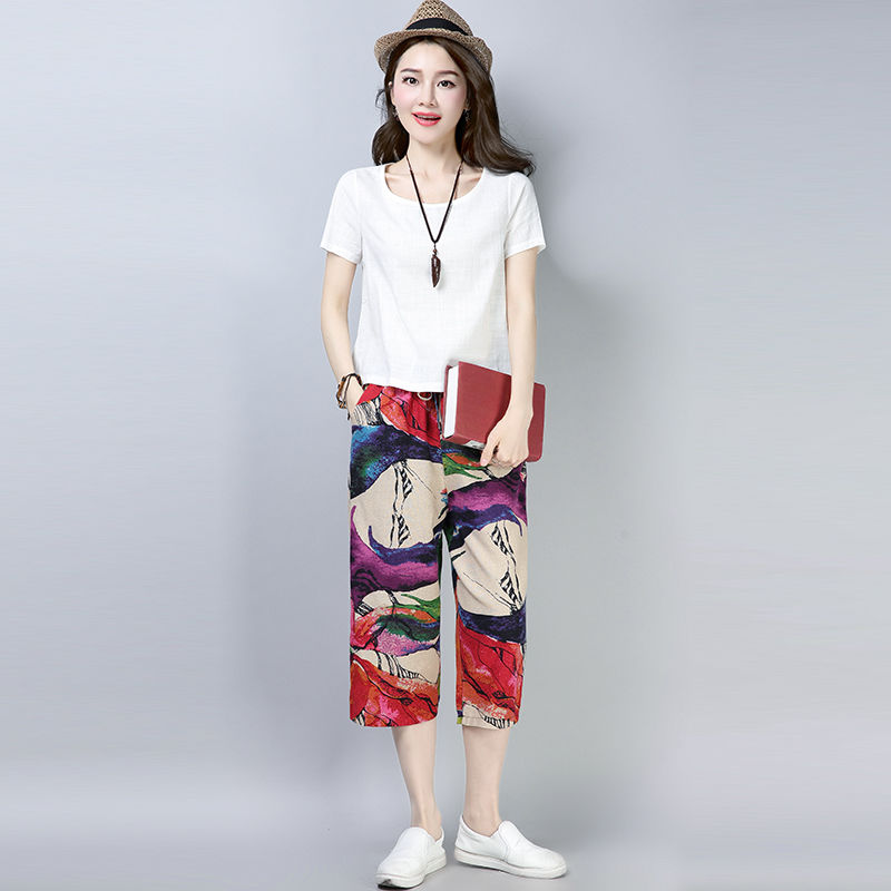 如果你也是70后，嫌穿裙子不方便，就穿棉麻套装，洋气超嫩美