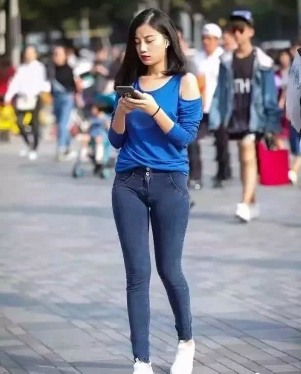 路人街拍：小姐姐的格子吊带长裙很时尚，美丽的身材一览无余