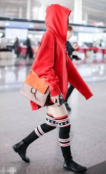 王丽坤真敢穿! 卫衣下面直接是腿袜, 网友: 林更新赚大发了!