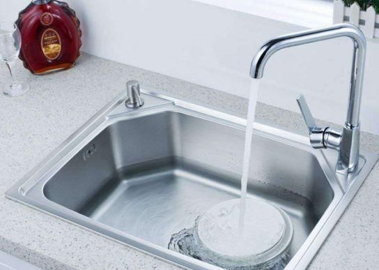 「玻璃胶」单水槽还是双水槽? 选对水槽很关键