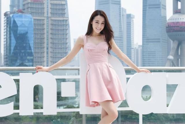 本以为关晓彤穿粉裙够少女的了，可看到迪丽热巴，我愣住了！