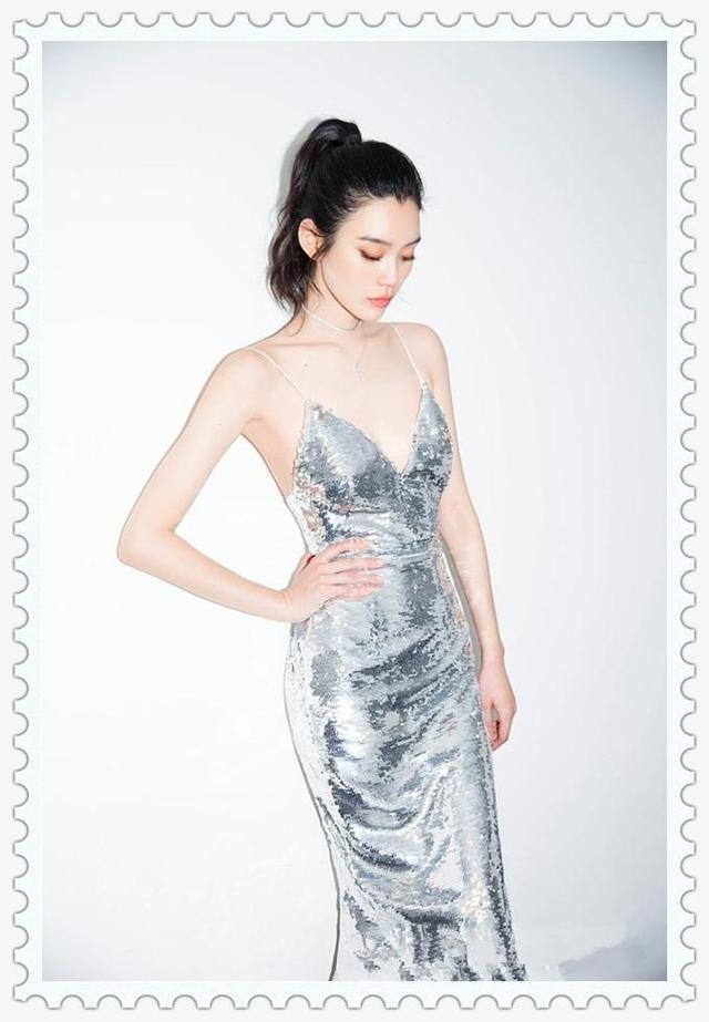 奚梦瑶吊带衫穿成小肚兜,网友:就不怕这肩带会断了?