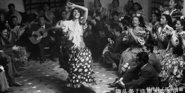 『穿搭示范』别再穿百褶裙了!今年的裙王是''它'',遮肉显瘦又时髦,贼高级!