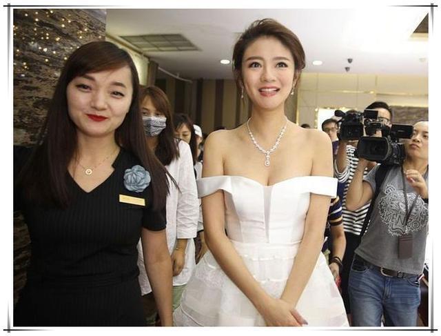 安以轩为博眼球真放的开！上身只遮住一半，网友：越穿越凉快！