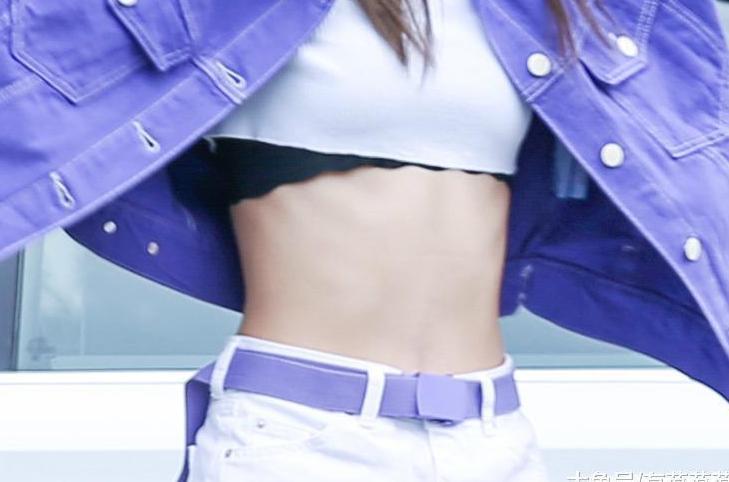 168cm的傅菁还嫌腿不够长? 短裤短到露出安全裤, 网友: 不如不穿