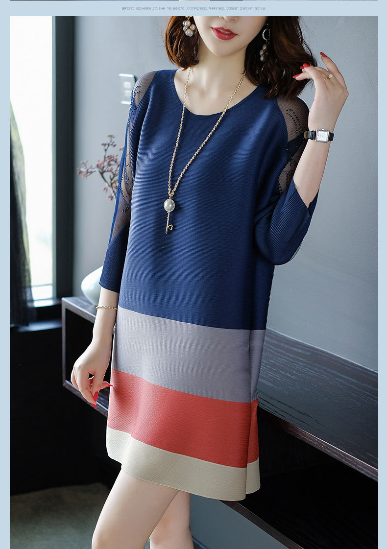 53岁老婆穿这“孔雀绿”秋裙，高贵轻盈巧减龄，没人敢喊:大妈