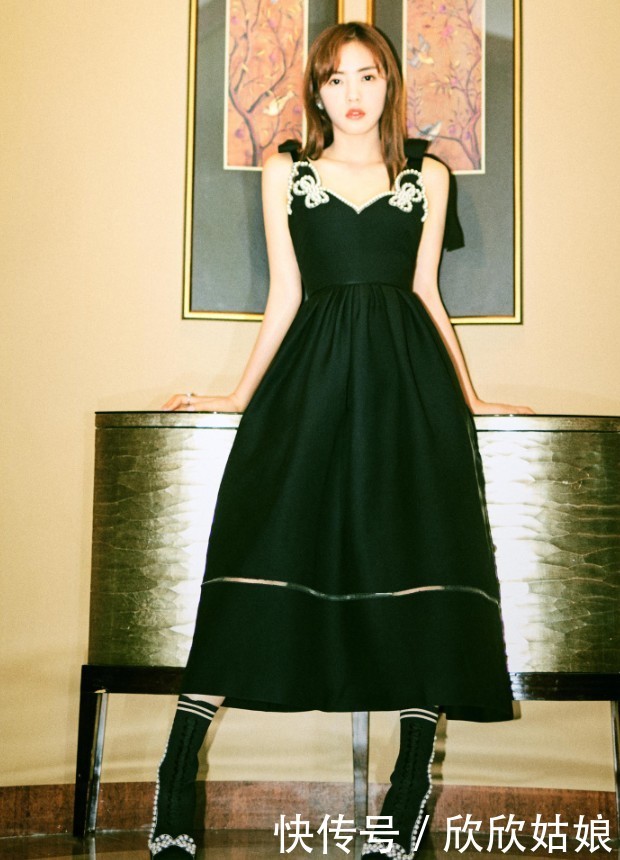 蔡文静撞衫古力娜扎，都穿出了不一样的美，前者却输给一双鞋子！