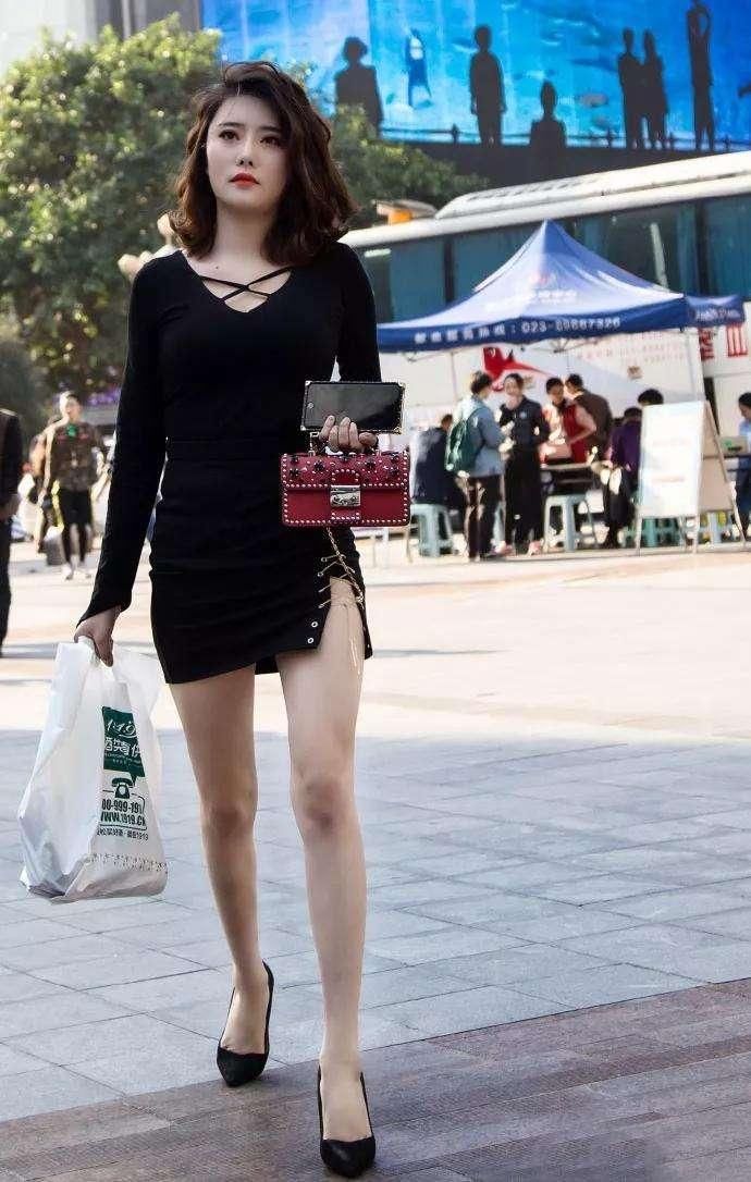 街拍: 长腿美女穿高开叉短裙, 丰腴身材动荡人心
