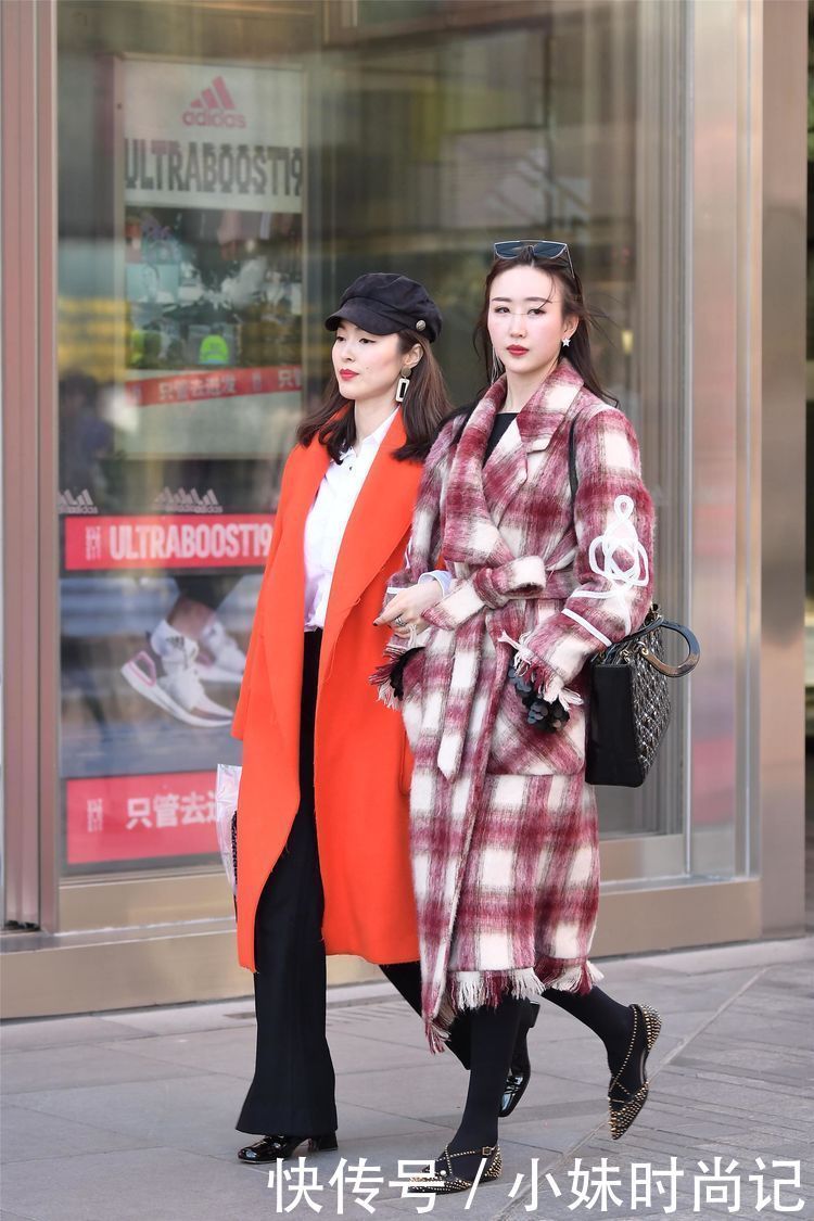 『蓝色』街拍:美女蓝色牛仔夹克搭配白色牛仔裤,上面几道割开,非常个性!