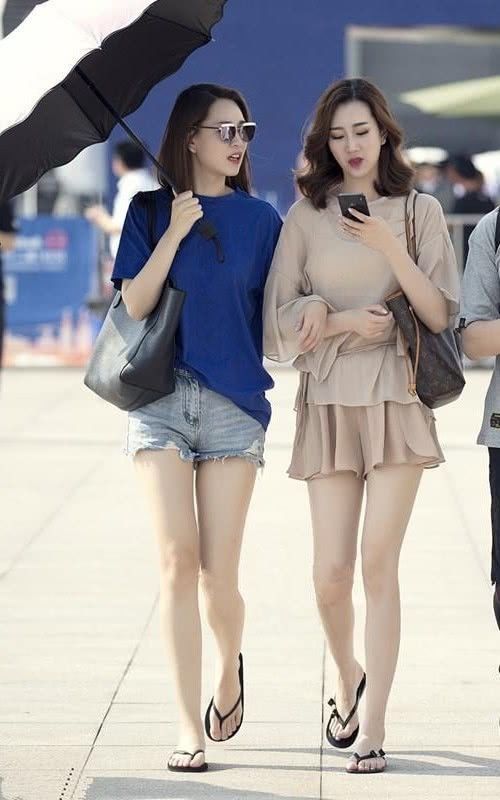 穿着清新白皙的小姐姐，身材苗条俏皮明艳！