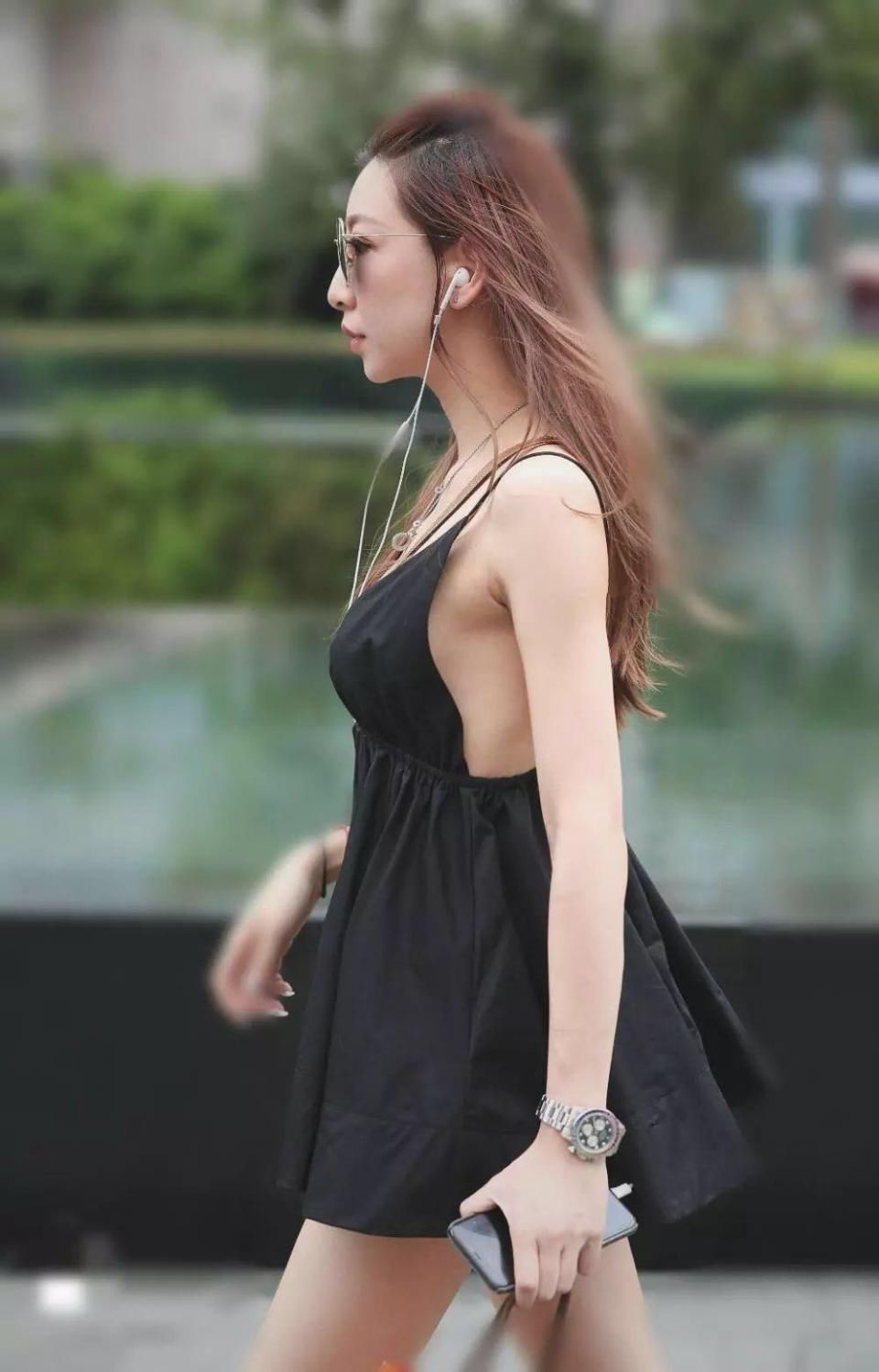 街拍:图一美女解暑神器很眼熟 衣服太紧 图三小姐姐简直完美