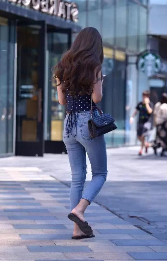 时尚小姐姐穿紧身牛仔裤秀出白暂的大长腿，小姐姐还缺一个男朋友