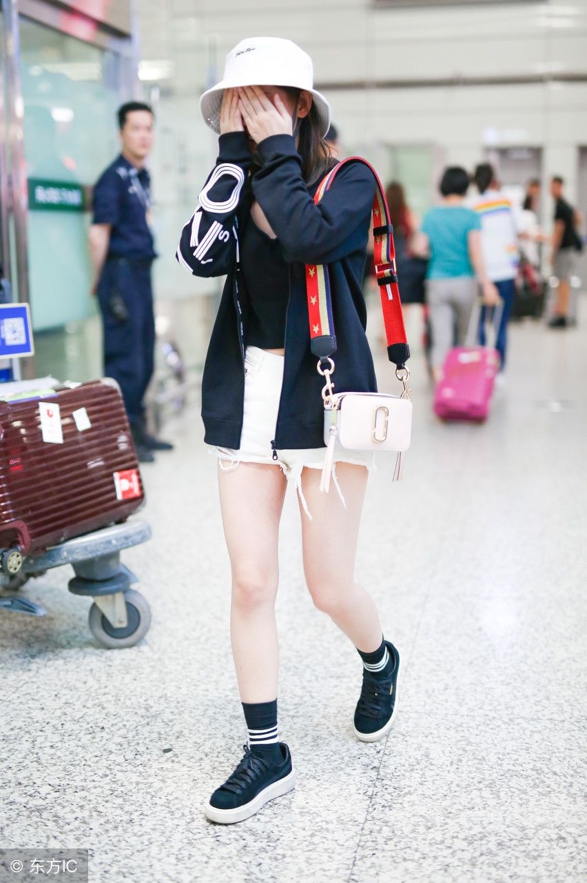 没沈梦辰的长腿真别光腿穿短靴，像鞠婧祎一样穿成买家秀就尴尬了