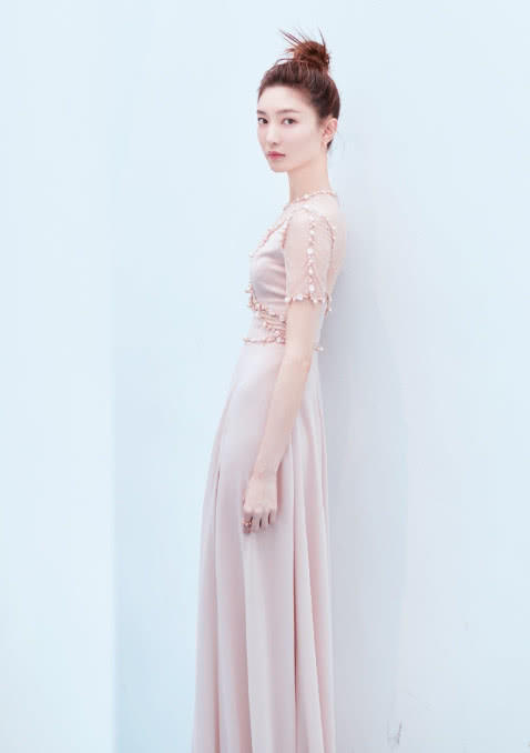 江疏影撞脸杜鹃?一身水钻深V裙包裹,好一个“蛇蝎美人”!