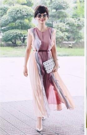 赵雅芝真敢穿！裙子中间开叉看到安全裤，网友：奶奶这样真的好吗