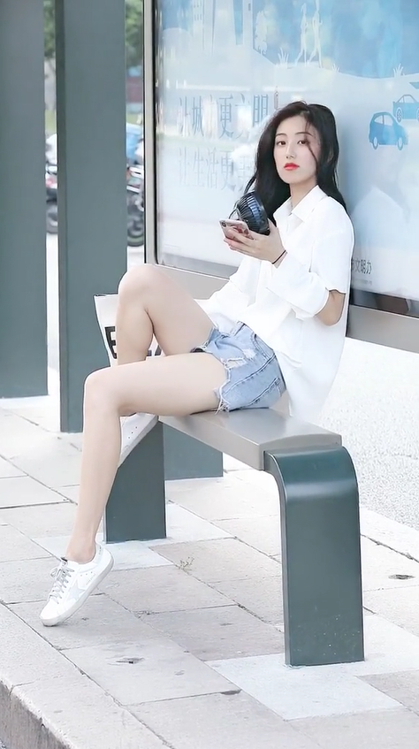 【美女】等公交的长腿美女,简直就是仙女一枚