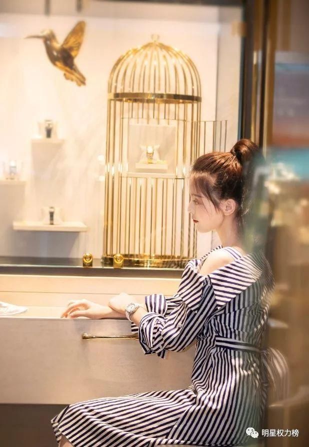 易烊千玺时尚画报优雅浪漫 杨幂演绎复古穿搭时髦爆表 许魏洲杂志