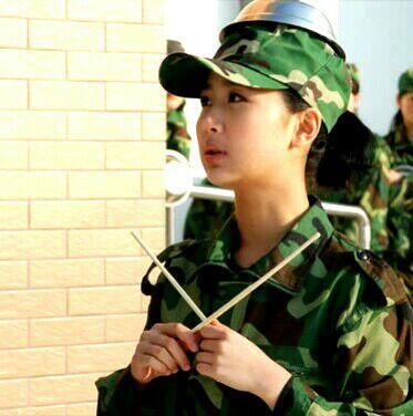 杨紫、赵丽颖、杨颖穿迷彩装，个个美的不像话，但遇到杨幂就输了