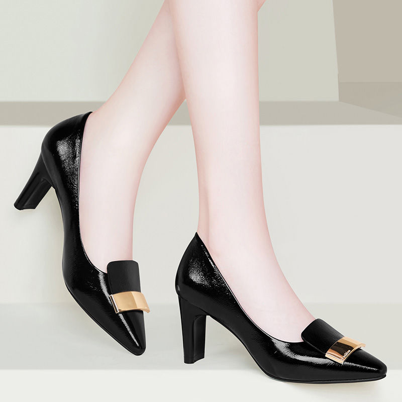 今年流行一种女鞋:高跟鞋,比小白鞋时髦优雅,美的惊艳迷人