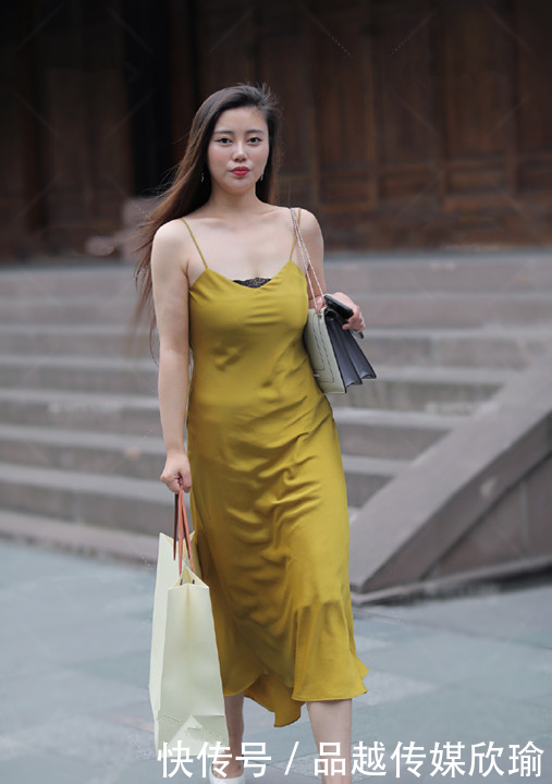  【很棒】街拍：动感十足的紧身裙小姐姐，身材很棒，充满女神气质