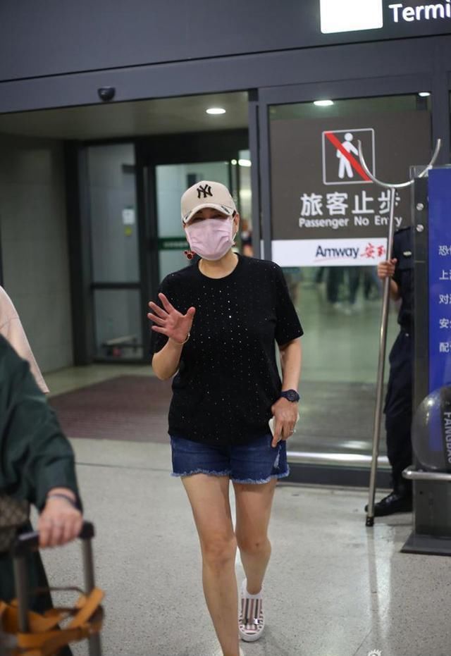 同是秀腿，张靓颖玩下半身消失，而55岁的她一条短裤引来无数掌声