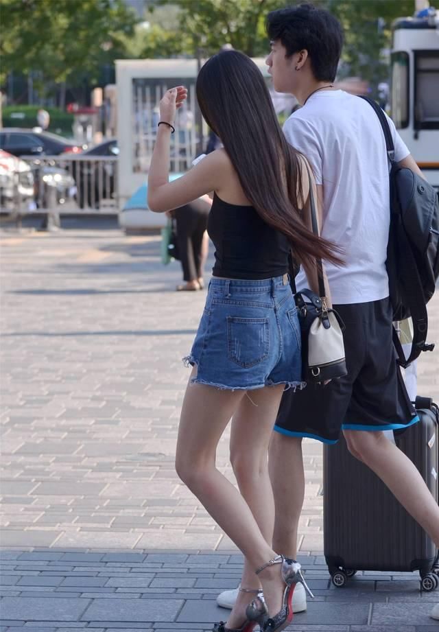  「会搭配」毛边牛仔短裤，灰色尖头细跟鞋，身材娇小的女生搭配出时尚美