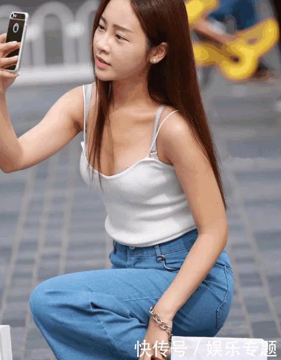 街拍：身穿蕾丝镂空装的小姐姐，仅看背影就十分迷人，性感与美丽