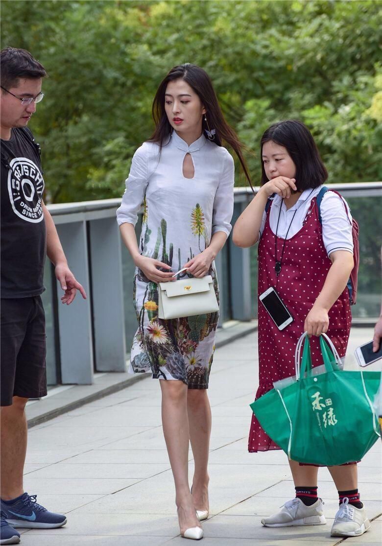 街拍:身材苗条的旗袍美女，极具中国风