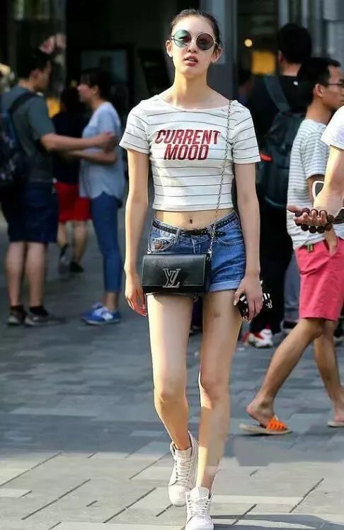 路人街拍，小姐姐穿着青春有活力，小包包很好看，筷子腿抢镜！