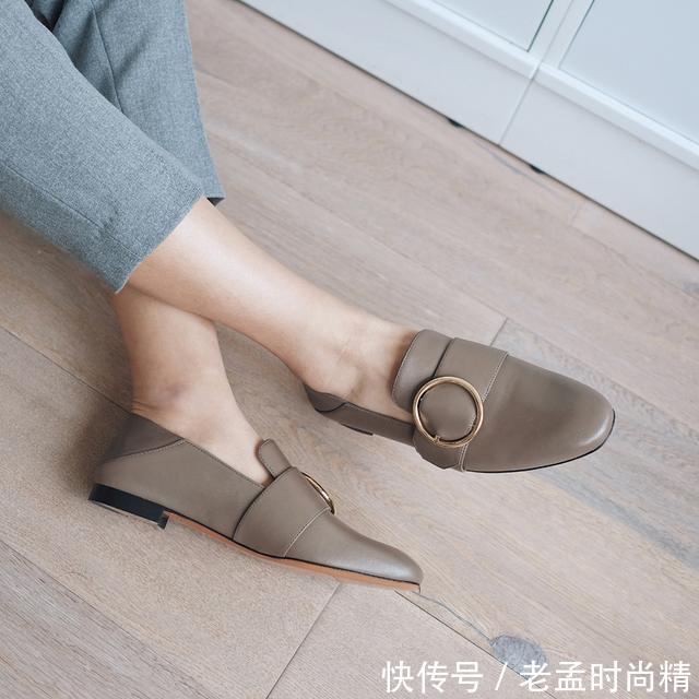  新款真皮一■专门解救懒人的时尚凉鞋，穿脱基本不用手，搭配什么都好看！