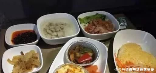 川航“喂猪式”的飞机餐,吃到系不上安全带,乘客拒绝不了！
