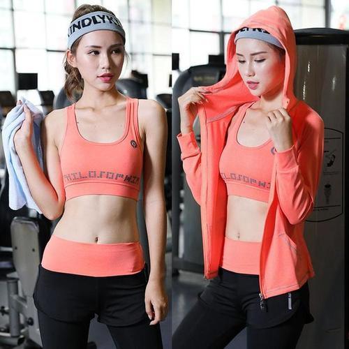 “蜜桃裤”早落伍了!今年流行这样的瑜伽服，凸显S曲线