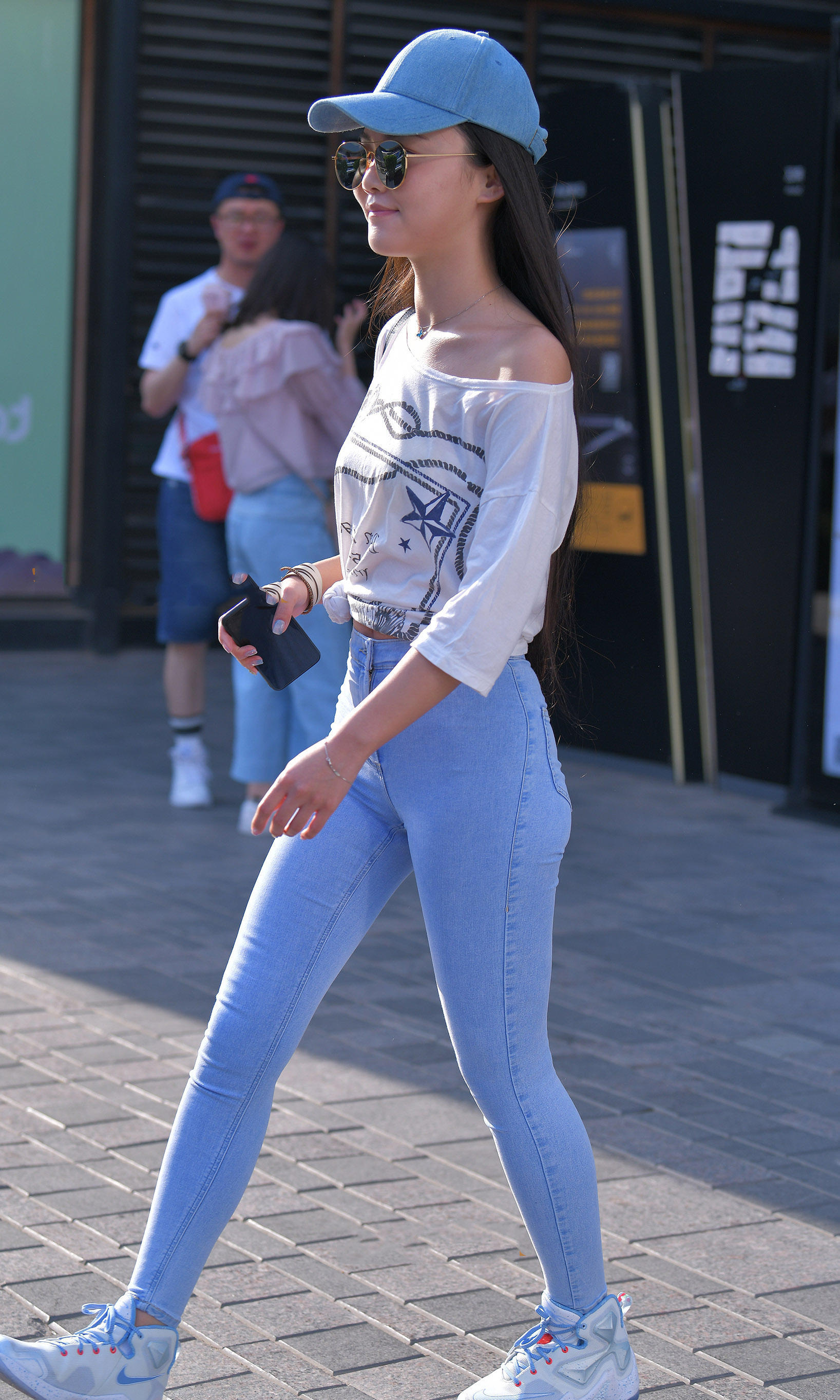 气质小姐姐长发过臀人群中很吸睛，蓝色紧身裤秀出她独有的韵味