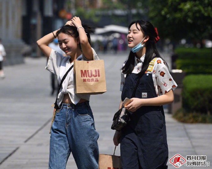  『短袖』成都“一夜入夏”，热热热，小姐姐们短袖短裙走起！