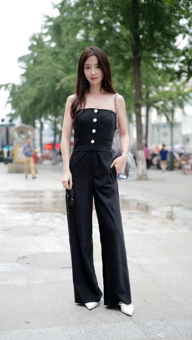 露肩装原来不单是裙装，就算搭配长裤也能这么女人和这么迷人!