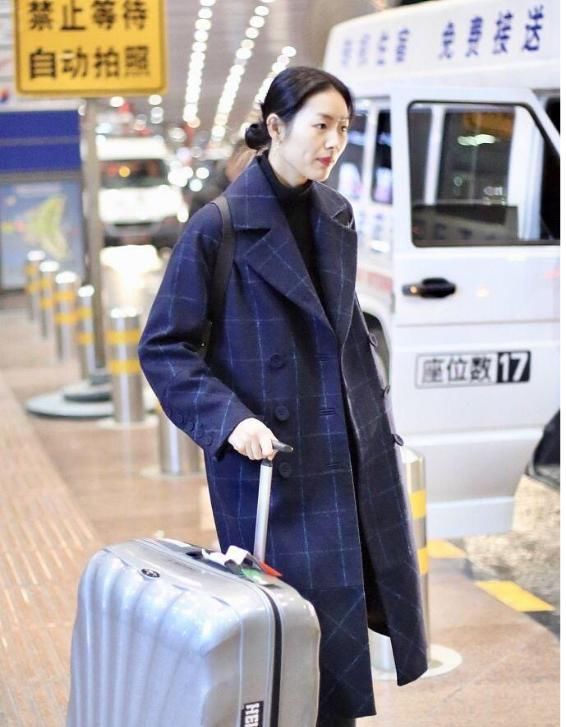 够使我们整:刘雯真是行走的时尚教科书!穿宽松格纹大衣利落帅气,气场十足