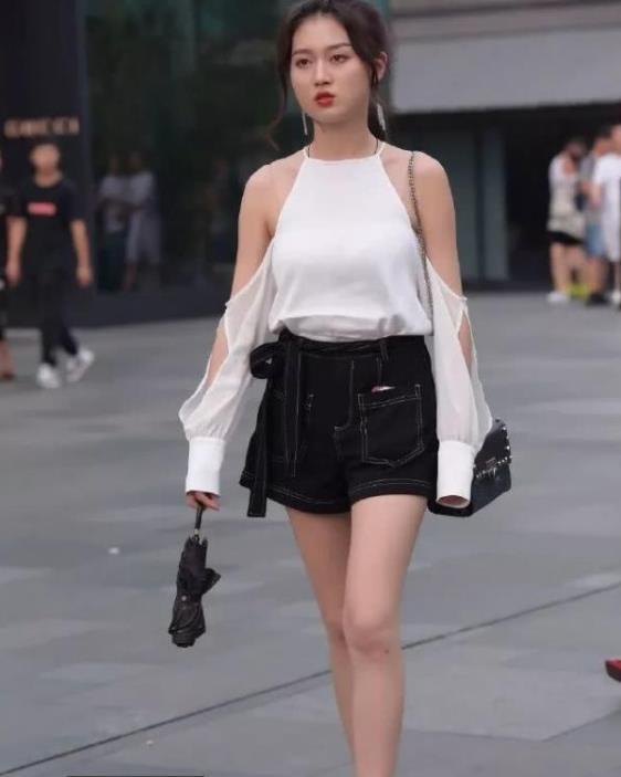 【气质】街拍:面带微笑的美女,身穿长裙,优雅气质魅力十足