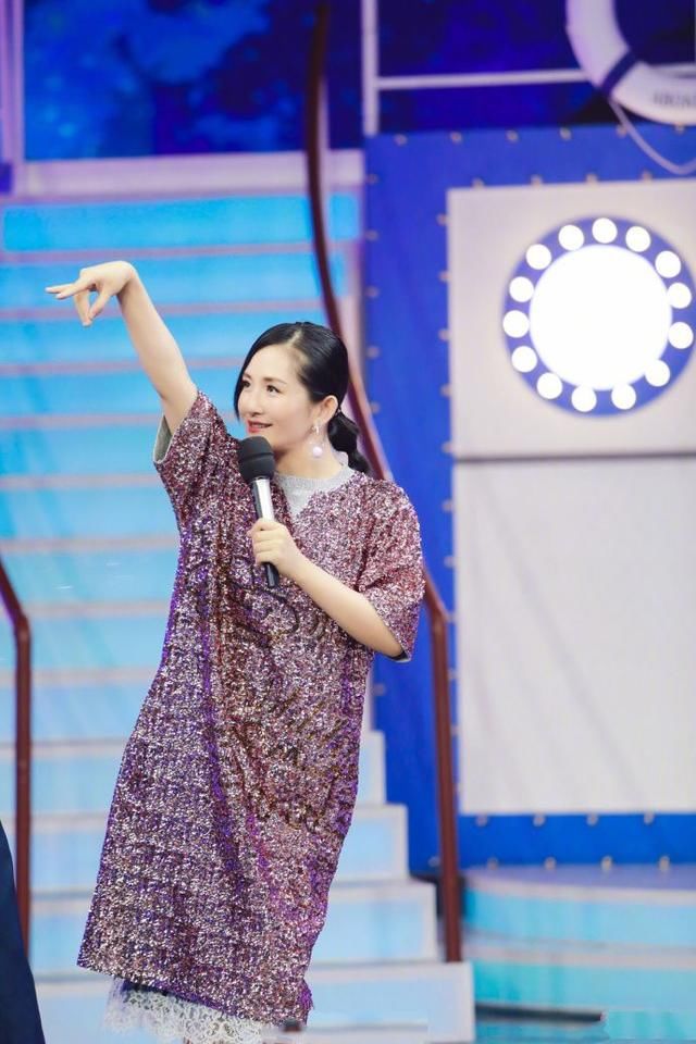 谢娜穿紫色长裙现身，看起来胖了20斤不止，网友：这脸有点肿了！